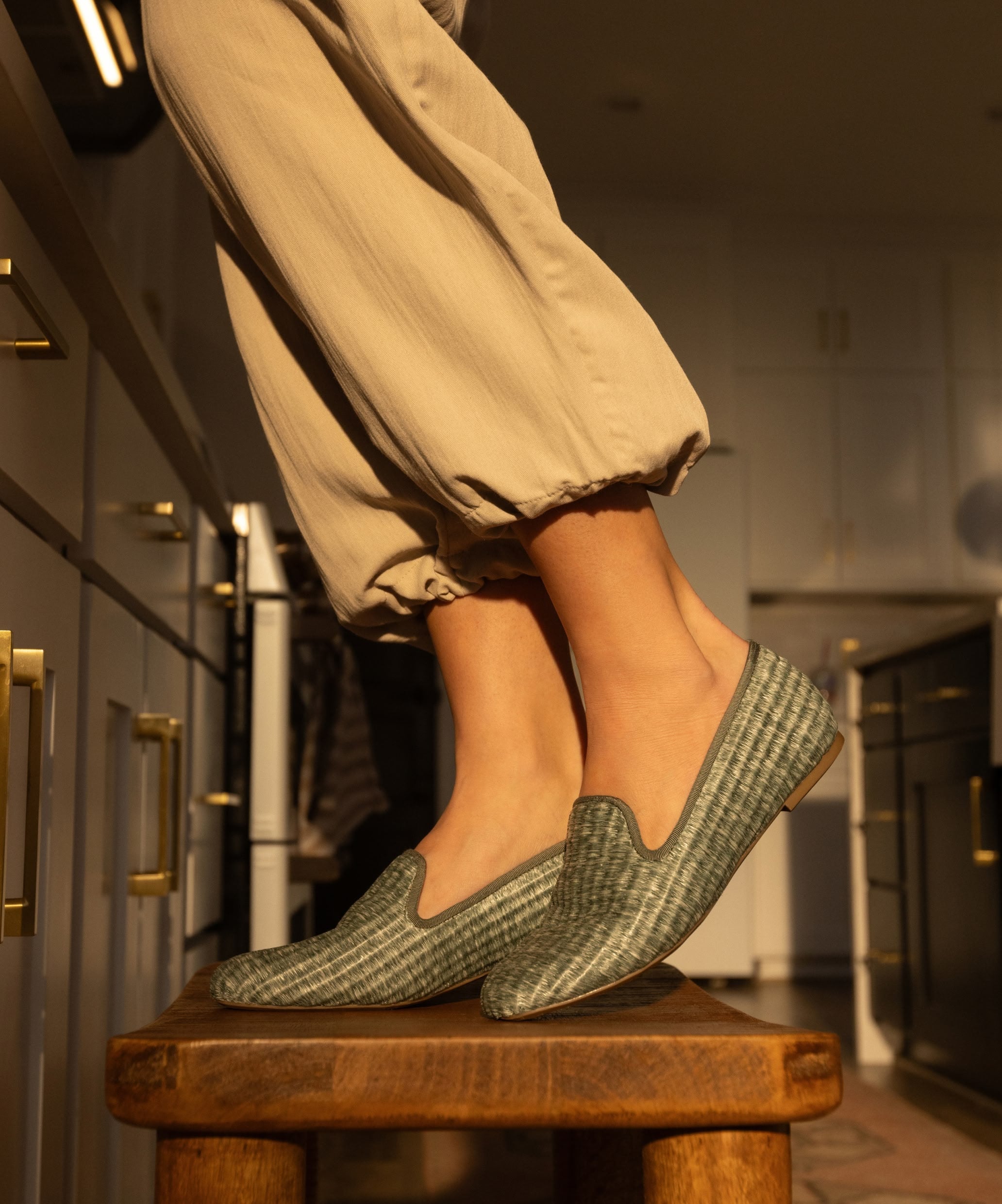 Starling_SeafoamRaffia_PDP_5x6_ShoeOnFoot.jpg